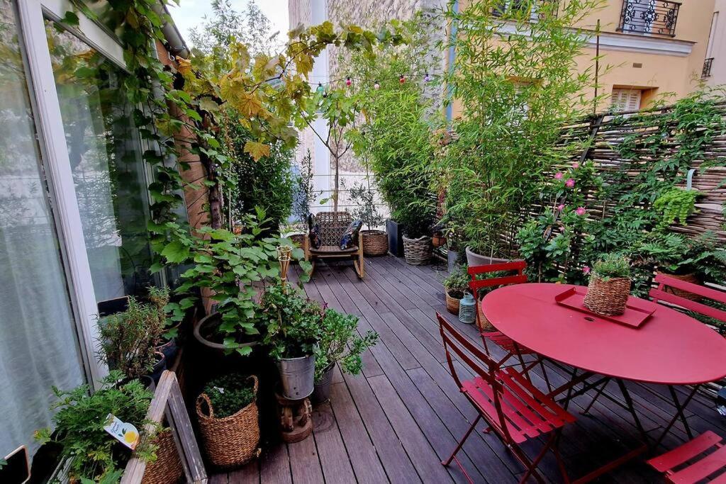 Villa Rooftop Garden In